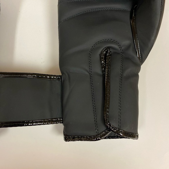 Venum Black Boxing Gloves - Picture 6 of 9